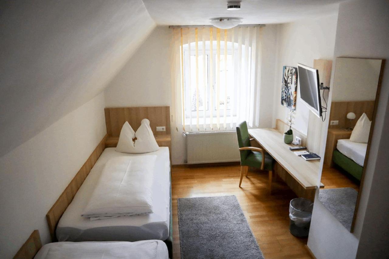 Hotel Weinstube Sinas Brettl Nördlingen Esterno foto